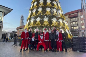Motocicliștii „Străjerii Motorcycle Friends” Suceava s-au îmbrăcat în Moș Crăciun și au oferit cadouri copiilor