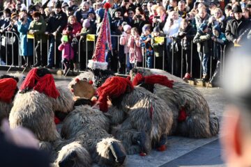 Mii de oameni s-au bucurat marți de Festivalul Obiceiurilor de Iarnă de la Suceava