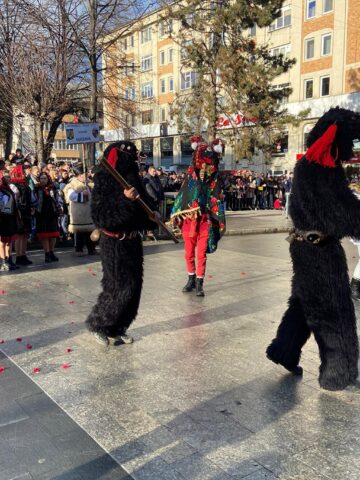 Mii de oameni s-au bucurat marți de Festivalul Obiceiurilor de Iarnă de la Suceava