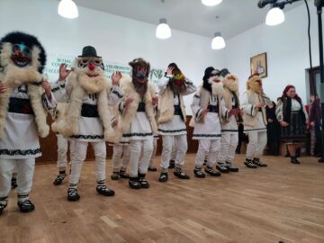 Maraton de cinci ore al obiceiurilor de iarnă la Festivalul ”Cetina de brad” de la Cacica