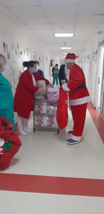 Moș Crăciun a fost cu daruri la copiii internați în Spitalul Județean de Urgență Suceava
