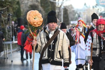 Mii de oameni s-au bucurat marți de Festivalul Obiceiurilor de Iarnă de la Suceava