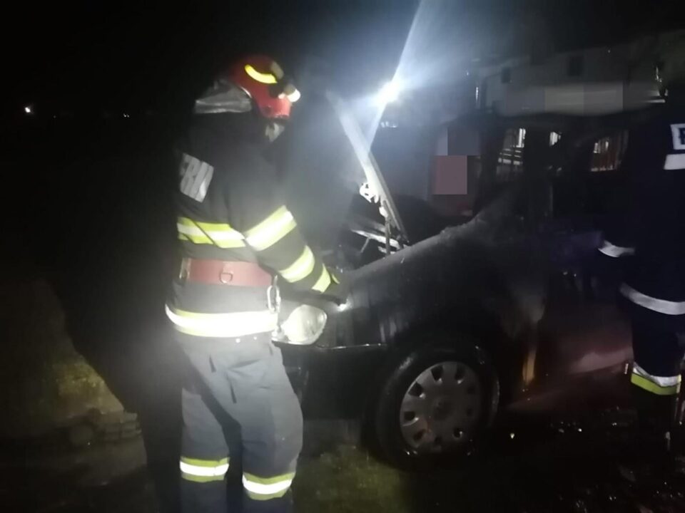 A dat foc mașinii unui vecin după ce a văzut la TV cazuri similare