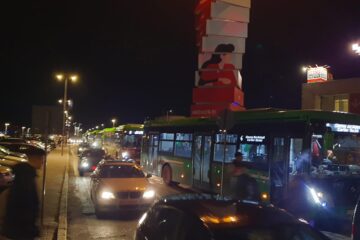 Nu mai puțin de șapte autobuze TPL au rămas blocate în a treia zi de Crăciun, seara, din cauza unui microbuz lăsat parțial în drum