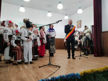 Maraton de cinci ore al obiceiurilor de iarnă la Festivalul ”Cetina de brad” de la Cacica