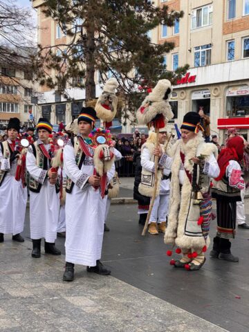 Mii de oameni s-au bucurat marți de Festivalul Obiceiurilor de Iarnă de la Suceava