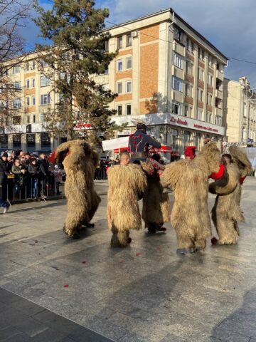 Mii de oameni s-au bucurat marți de Festivalul Obiceiurilor de Iarnă de la Suceava