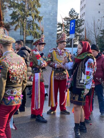 Mii de oameni s-au bucurat marți de Festivalul Obiceiurilor de Iarnă de la Suceava