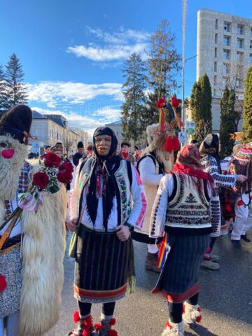 Mii de oameni s-au bucurat marți de Festivalul Obiceiurilor de Iarnă de la Suceava