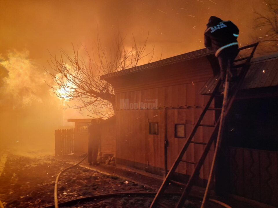 Patru gospodării, afectate de un uriaș incendiu
