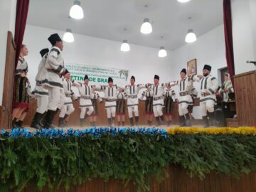 Maraton de cinci ore al obiceiurilor de iarnă la Festivalul ”Cetina de brad” de la Cacica