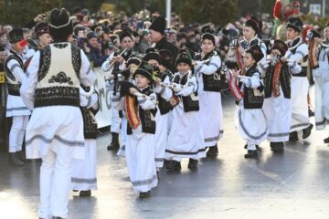 Mii de oameni s-au bucurat marți de Festivalul Obiceiurilor de Iarnă de la Suceava