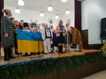 Maraton de cinci ore al obiceiurilor de iarnă la Festivalul ”Cetina de brad” de la Cacica