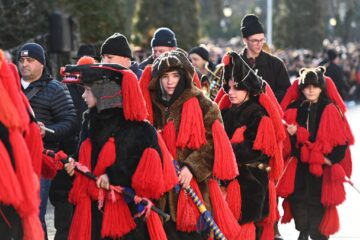 Mii de oameni s-au bucurat marți de Festivalul Obiceiurilor de Iarnă de la Suceava