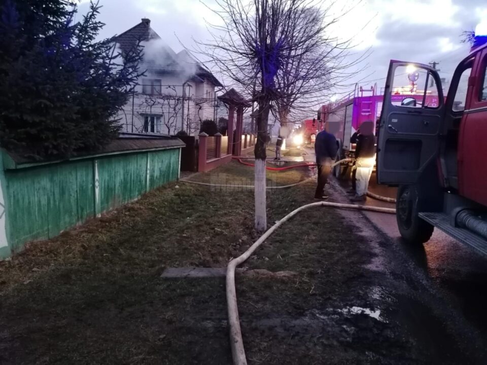 Patru gospodării, afectate de un uriaș incendiu
