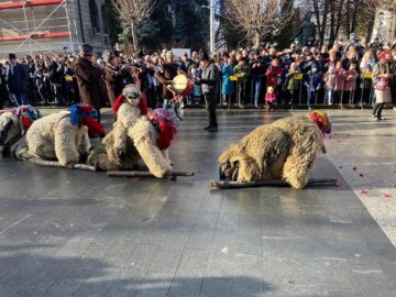 Mii de oameni s-au bucurat marți de Festivalul Obiceiurilor de Iarnă de la Suceava