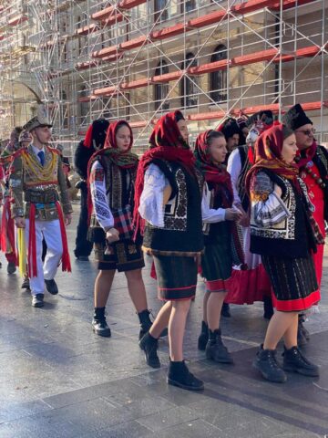 Mii de oameni s-au bucurat marți de Festivalul Obiceiurilor de Iarnă de la Suceava