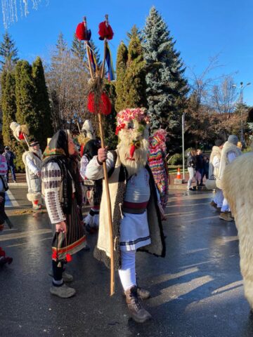 Mii de oameni s-au bucurat marți de Festivalul Obiceiurilor de Iarnă de la Suceava