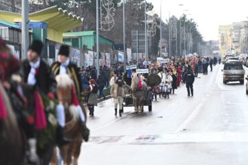 Mii de oameni s-au bucurat marți de Festivalul Obiceiurilor de Iarnă de la Suceava