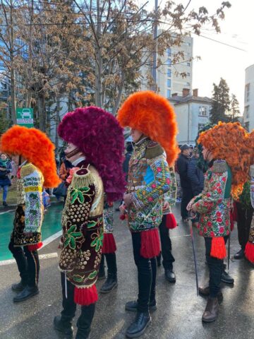 Mii de oameni s-au bucurat marți de Festivalul Obiceiurilor de Iarnă de la Suceava