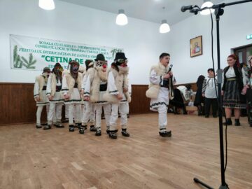 Maraton de cinci ore al obiceiurilor de iarnă la Festivalul ”Cetina de brad” de la Cacica
