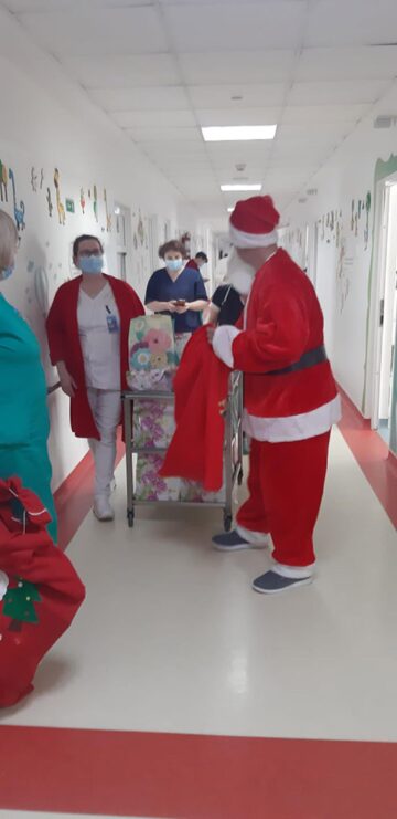 Moș Crăciun a fost cu daruri la copiii internați în Spitalul Județean de Urgență Suceava