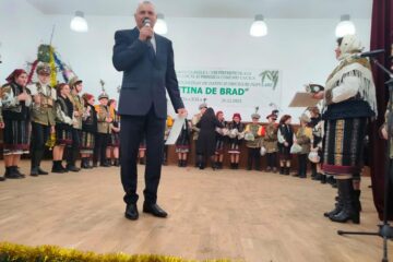 Primarul Petru Todosi le-a vorbit oamenilor prezenți la spectacol