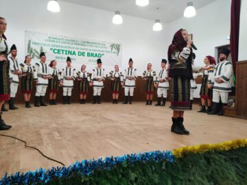 Maraton de cinci ore al obiceiurilor de iarnă la Festivalul ”Cetina de brad” de la Cacica