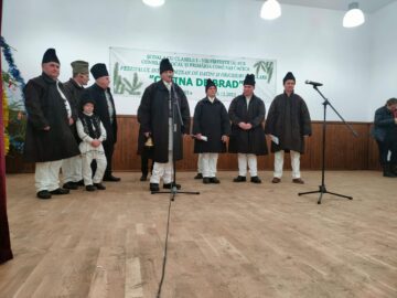 Maraton de cinci ore al obiceiurilor de iarnă la Festivalul ”Cetina de brad” de la Cacica