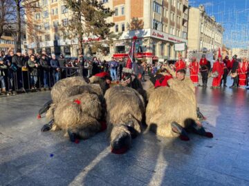 Mii de oameni s-au bucurat marți de Festivalul Obiceiurilor de Iarnă de la Suceava