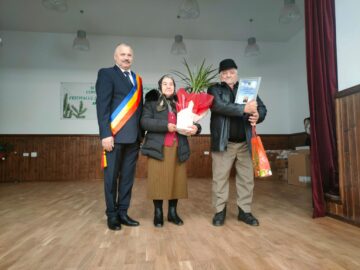 Primarul Petru Todosi a premiat 7 cupluri din comună care anul acesta au împlinit 50 de ani de când sunt împreună