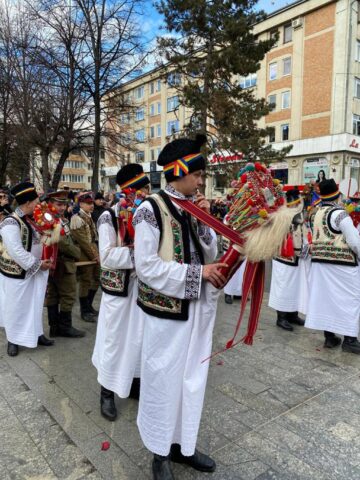 Mii de oameni s-au bucurat marți de Festivalul Obiceiurilor de Iarnă de la Suceava