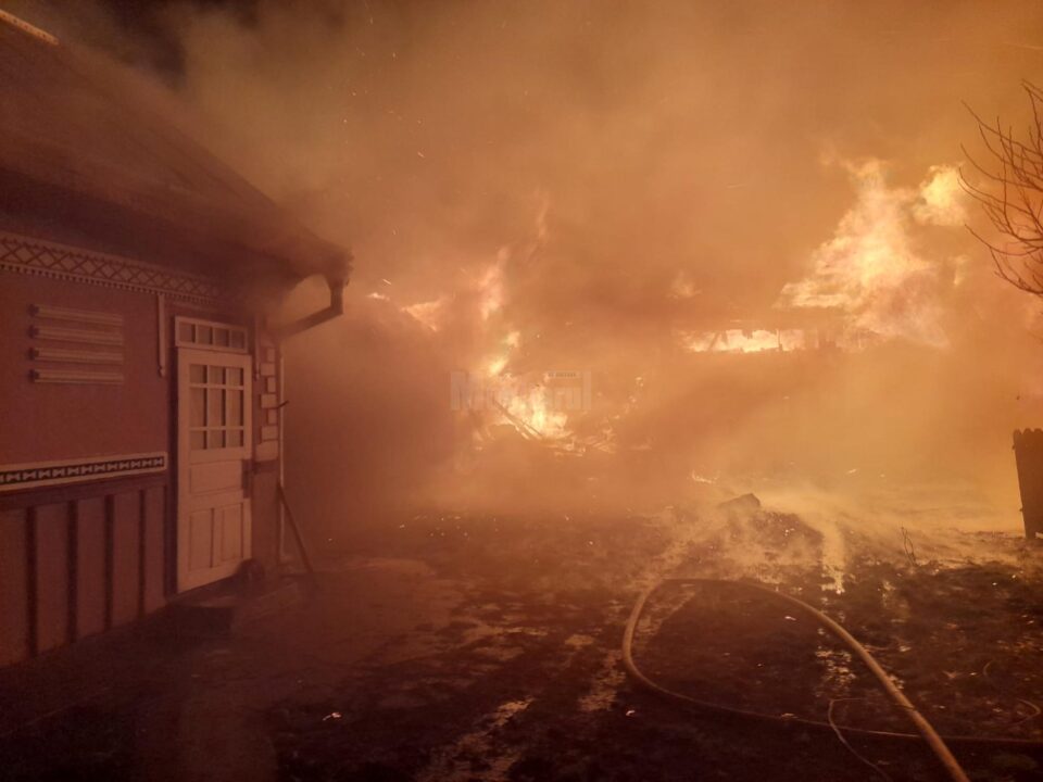 Patru gospodării, afectate de un uriaș incendiu