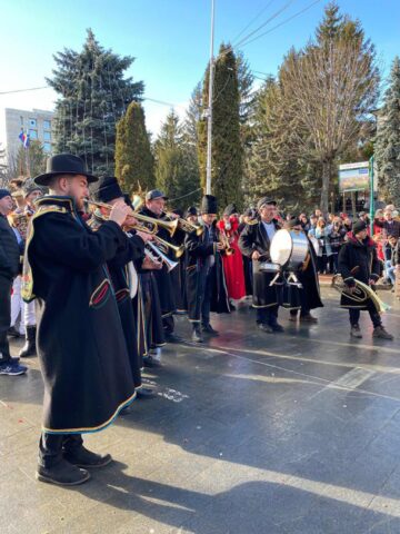Mii de oameni s-au bucurat marți de Festivalul Obiceiurilor de Iarnă de la Suceava