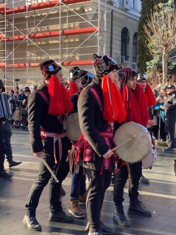 Mii de oameni s-au bucurat marți de Festivalul Obiceiurilor de Iarnă de la Suceava