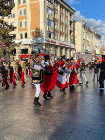 Mii de oameni s-au bucurat marți de Festivalul Obiceiurilor de Iarnă de la Suceava
