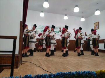 Maraton de cinci ore al obiceiurilor de iarnă la Festivalul ”Cetina de brad” de la Cacica