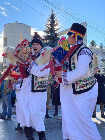 Mii de oameni s-au bucurat marți de Festivalul Obiceiurilor de Iarnă de la Suceava