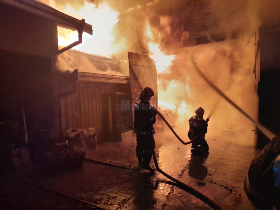 Patru gospodării, afectate de un uriaș incendiu