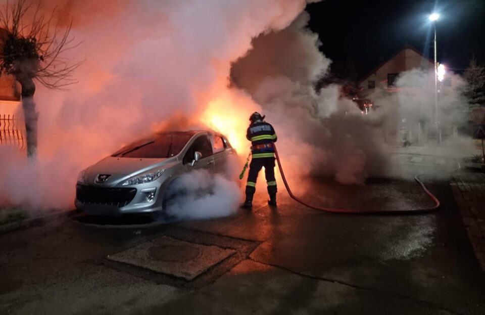 La Rădăuți, un tânăr a incendiat cele două mașini ale familiei, după ce s-a certat cu toți cei din casă
