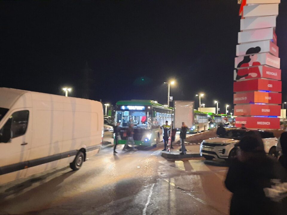 Șapte autobuze TPL, blocate la mall din cauza unui microbuz „parcat” pe banda de intrare