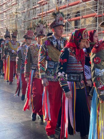 Mii de oameni s-au bucurat marți de Festivalul Obiceiurilor de Iarnă de la Suceava