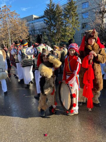 Mii de oameni s-au bucurat marți de Festivalul Obiceiurilor de Iarnă de la Suceava