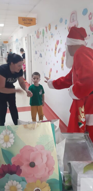 Moș Crăciun a fost cu daruri la copiii internați în Spitalul Județean de Urgență Suceava