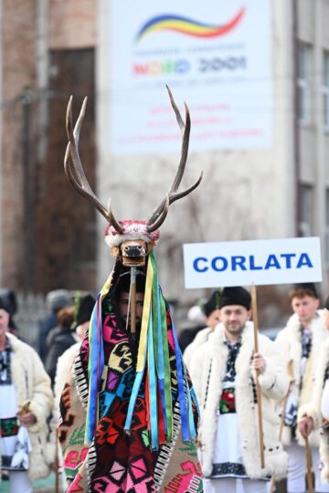 Mii de oameni s-au bucurat marți de Festivalul Obiceiurilor de Iarnă de la Suceava