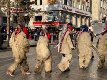 Mii de oameni s-au bucurat marți de Festivalul Obiceiurilor de Iarnă de la Suceava