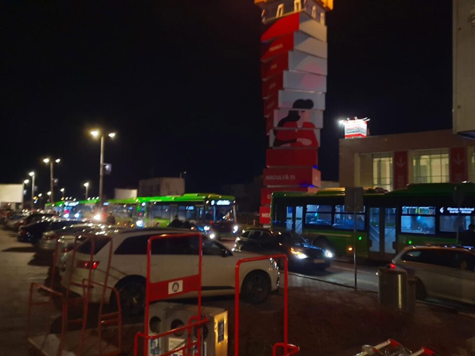 Șapte autobuze TPL, blocate la mall din cauza unui microbuz „parcat” pe banda de intrare