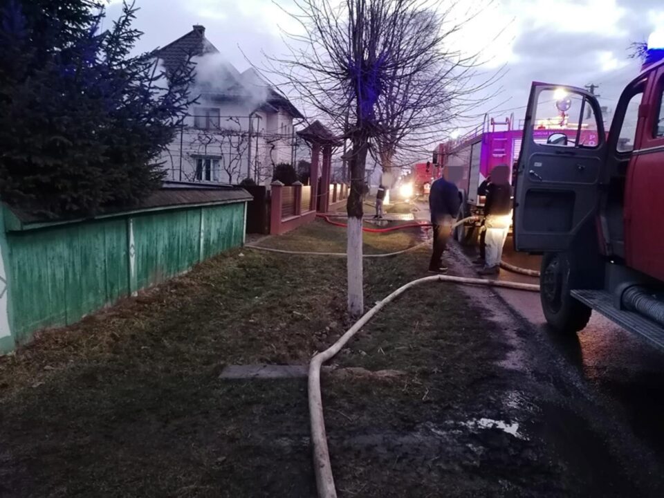 Patru gospodării, afectate de un uriaș incendiu. Patru persoane au suferit arsuri sau atacuri de panică