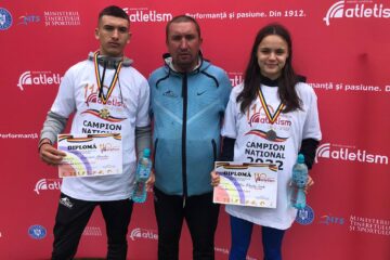 Antrenorul Cristian Prâsneac încadrat de doi dintre atleții dorneni de viitor, Alexandru Prâsneac și Claudia-Ionela Costiuc