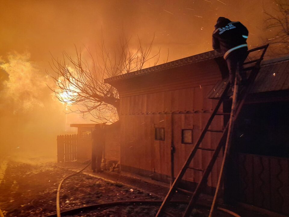 Patru gospodării, afectate de un uriaș incendiu. Patru persoane au suferit arsuri sau atacuri de panică